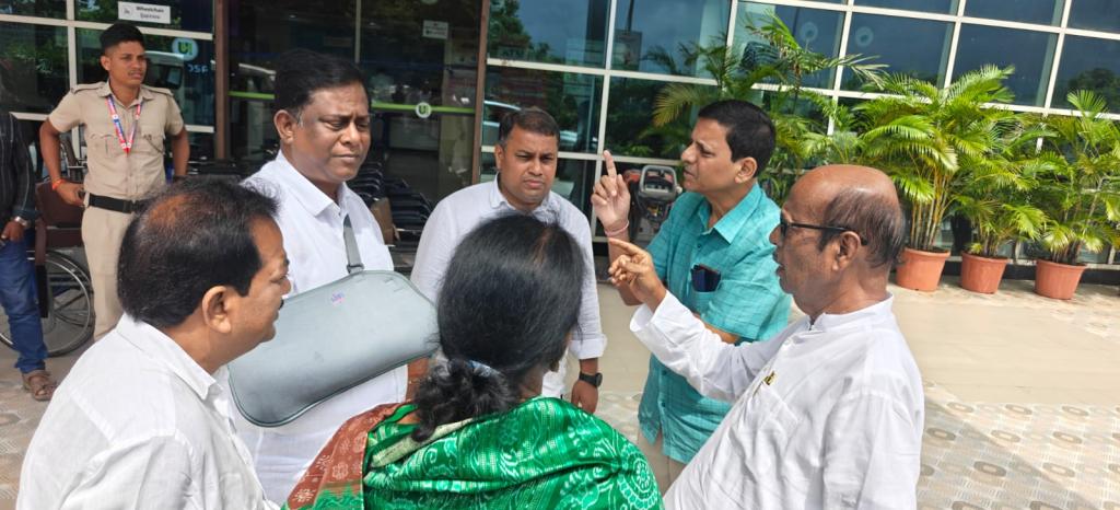 Former Minister Prafulla Samal Hospitalised Due to Illness, BJD Delegation Visits him, Holds Discussion with Doctors