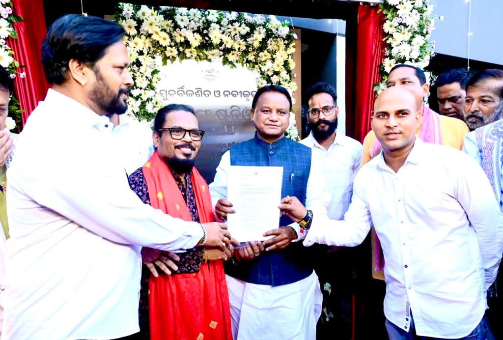 Silver Gandhi demands regularisation of Contractual Teachers, Submitted Memorandum to CM