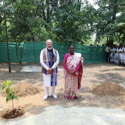 Prime Minister pays respects at Santhali Jahera and Ho Jahera in Pahadpur village with President, Smt. Droupadi Murmu