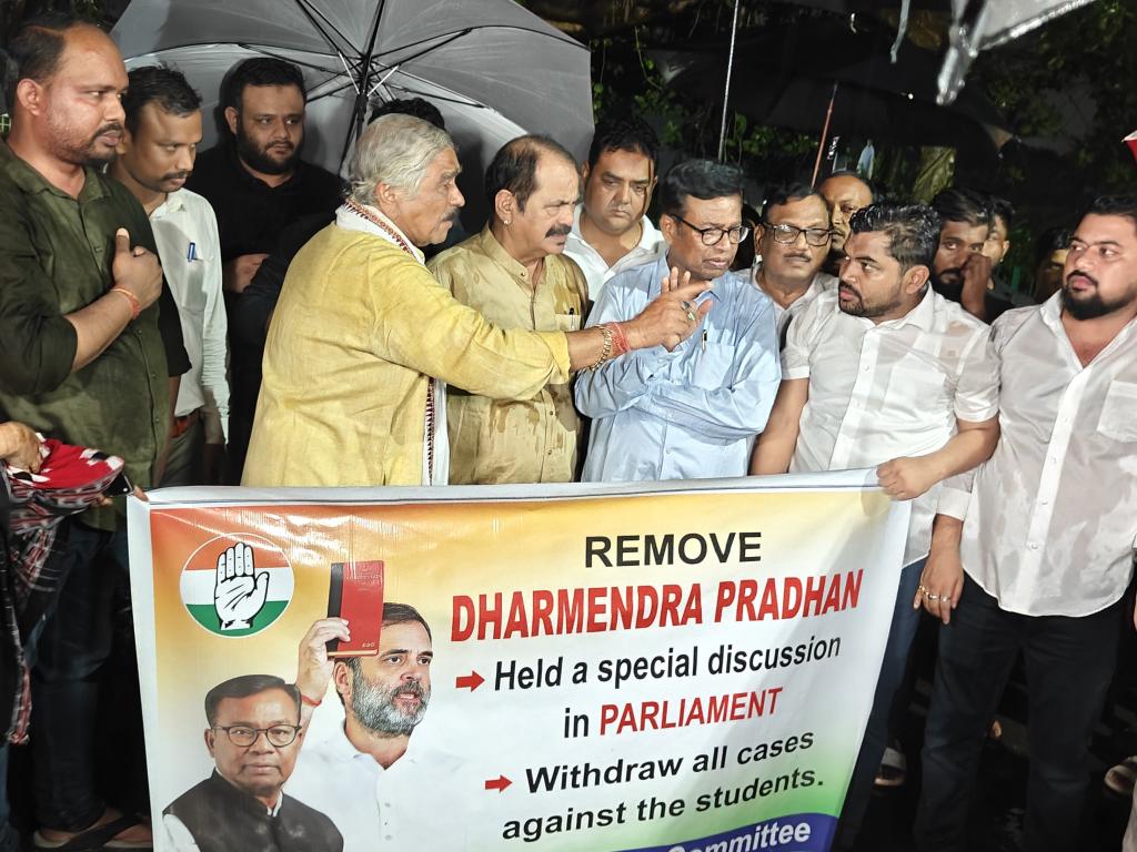 Odisha Pradesh Congress protests in front of Lok Bhavan