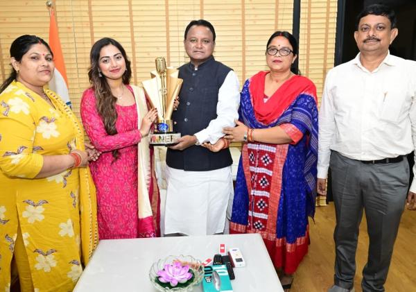 Chief Minister felicitates Indian Idol winner Jyotirmayi, Announces Rs 5 lakh reward