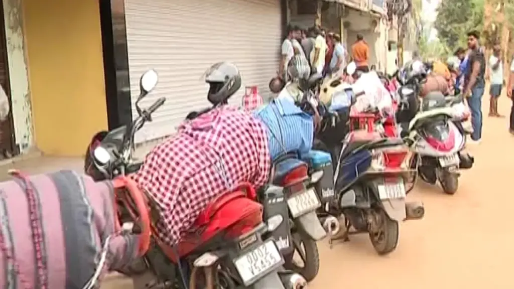 Long queues outside LPG agencies in Bhubaneswar amid supply delays