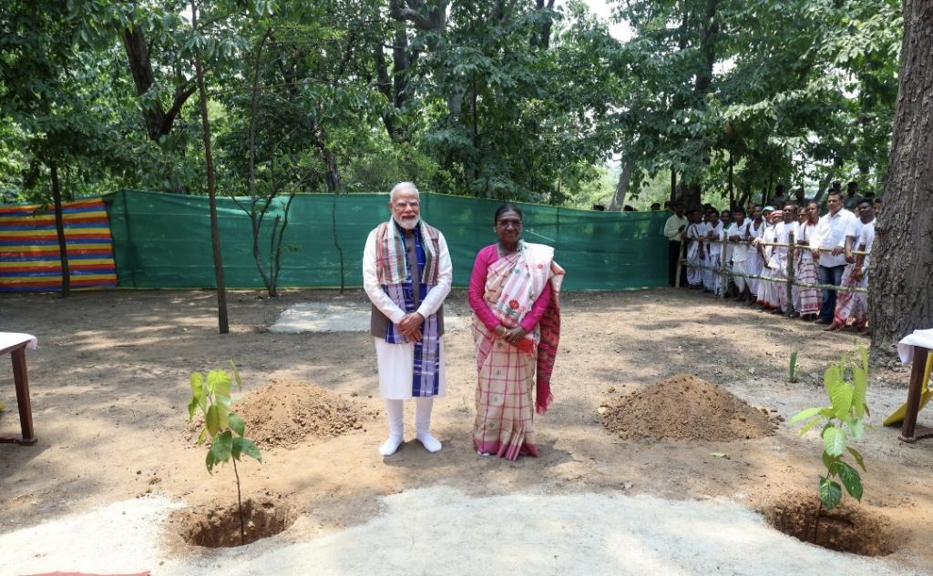 Prime Minister pays respects at Santhali Jahera and Ho Jahera in Pahadpur village with President, Smt. Droupadi Murmu