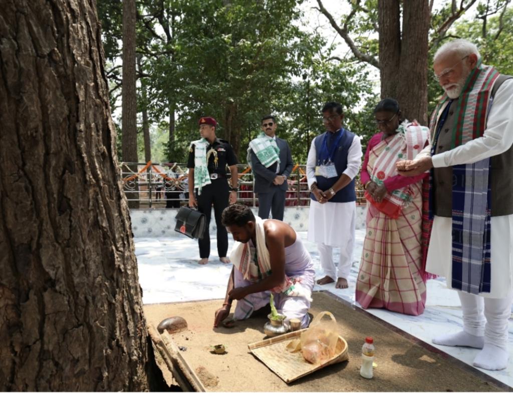 Prime Minister offers prayers at Gosani Peeth in Pahadpur village with President Droupadi Murmu