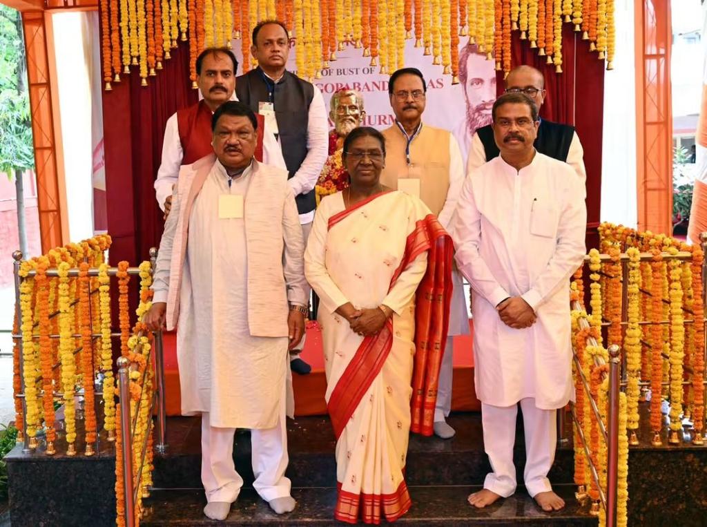 President Droupadi Murmu Unveils Statue of Utkalmani Gopabandhu Das at Lajpat Bhawan in New Delhi