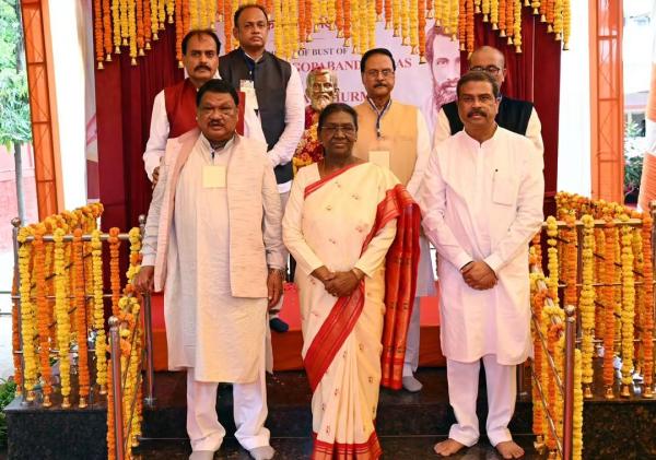 President Droupadi Murmu Unveils Statue of Utkalmani Gopabandhu Das at Lajpat Bhawan in New Delhi