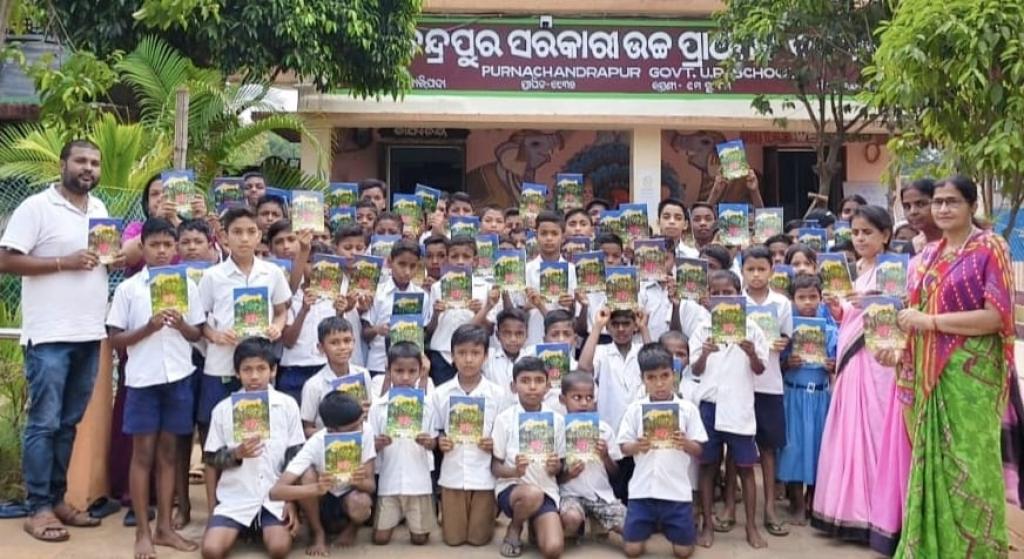 Writer Sucharita donates her books to give up mobile phone and read books to Purnachandrapur Government school