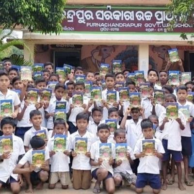 Writer Sucharita donates her books to give up mobile phone and read books to Purnachandrapur Government school