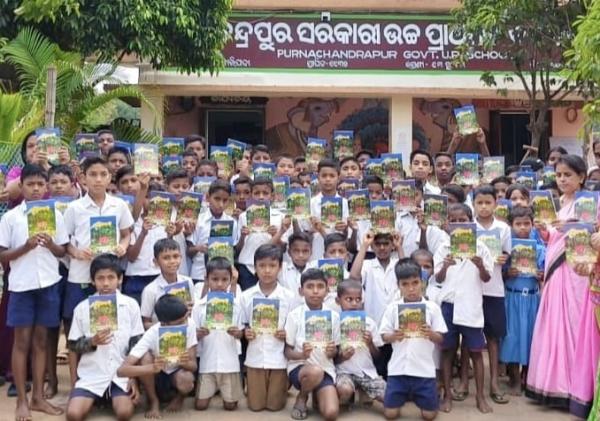 Writer Sucharita donates her books to give up mobile phone and read books to Purnachandrapur Government school
