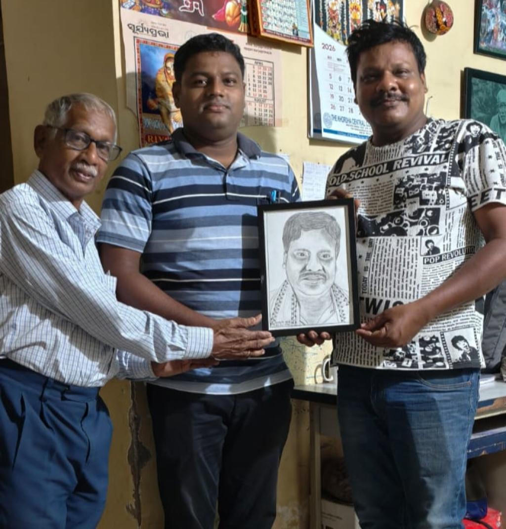 Jagannath Muduli donates his handmade portrait to Paperman