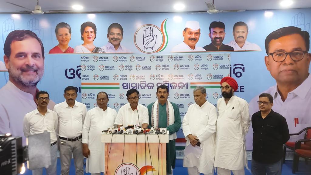 Congress leaders and workers will fight on the streets for children: Desai