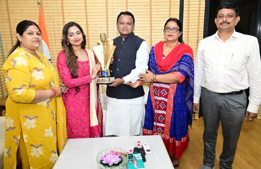 Chief Minister felicitates Indian Idol winner Jyotirmayi, Announces Rs 5 lakh reward