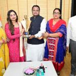 Chief Minister felicitates Indian Idol winner Jyotirmayi, Announces Rs 5 lakh reward