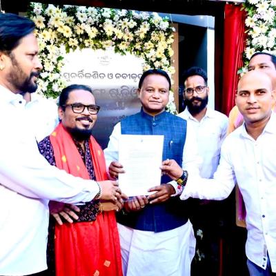 Silver Gandhi demands regularisation of Contractual Teachers, Submitted Memorandum to CM